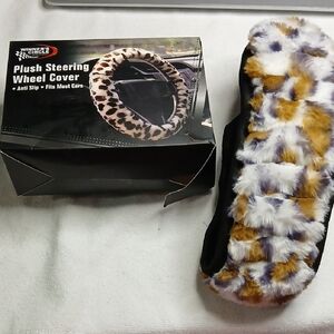Winner Circle Plush Steering Wheel Cover - Leopard Print